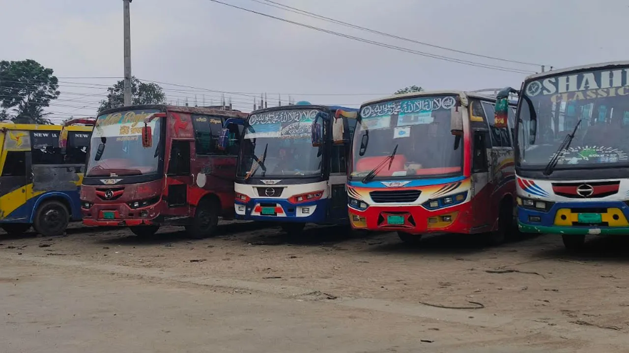 আবারও থেমে গেল বালিয়াকান্দি–মধুখালী বাস