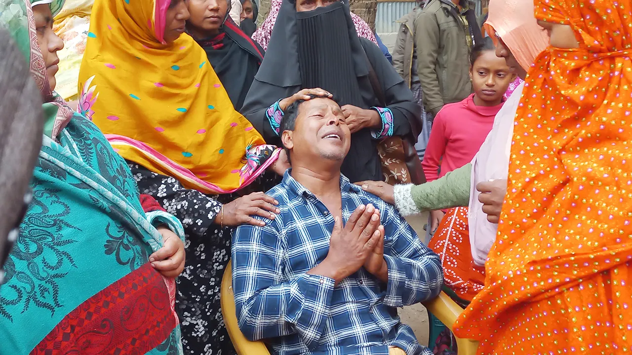 ১৭ ঘণ্টায় তিন মৃত্যু, শোকে ভাদসা গ্রাম