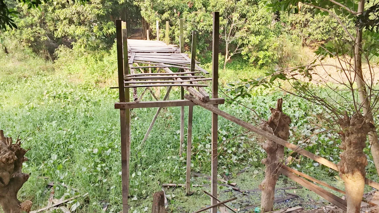 পারিবারিক বিরোধে সরকারি পুল ধ্বংস