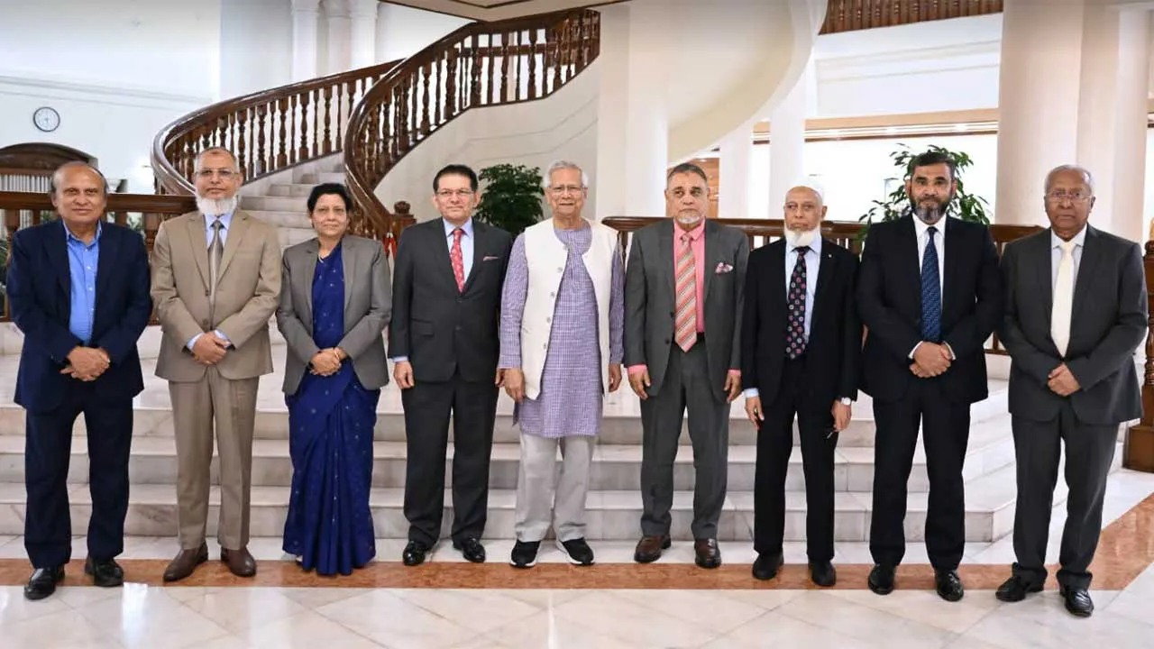 নির্বাচন-গণভোটের প্রস্তুতি সম্পর্কে প্রধান উপদেষ্টাকে অবহিত করলেন সিইসি