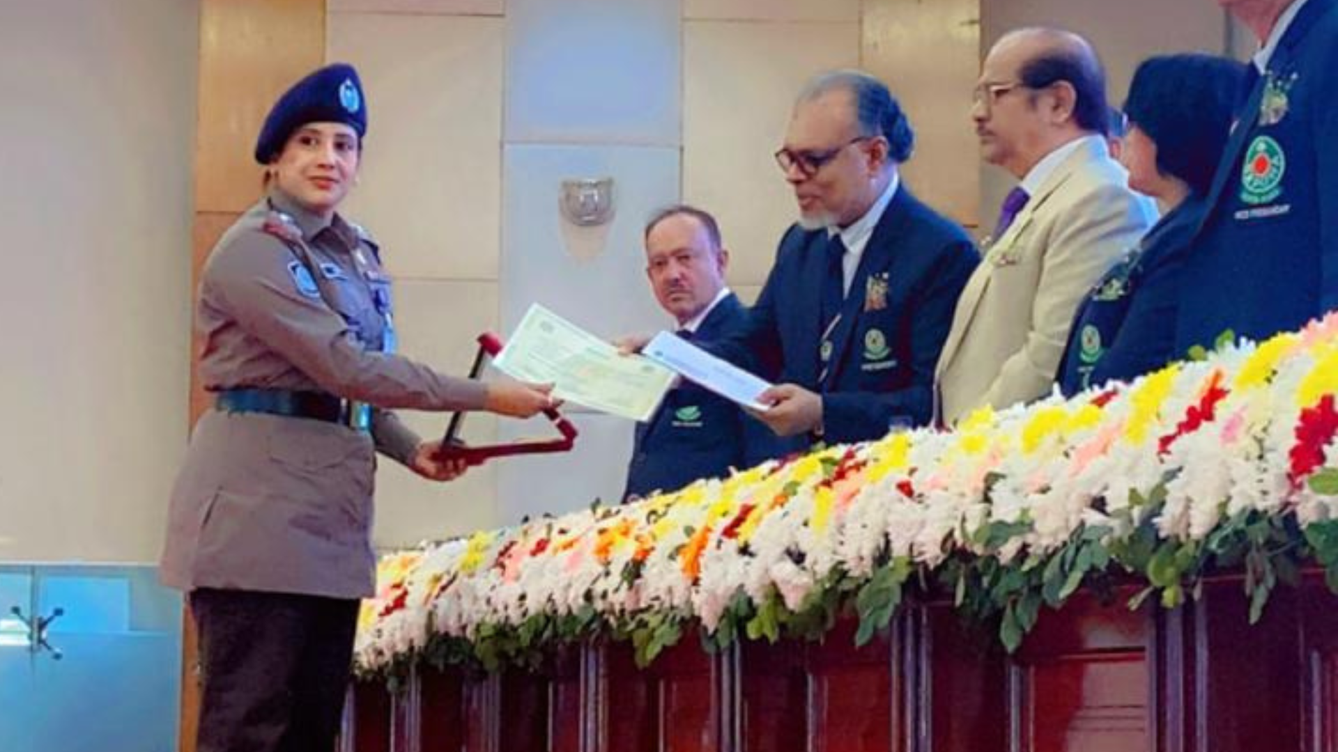 এস এম আহসান স্মৃতি পুরস্কারে পেলেন আরএমপির ওসি মাছুমা মুস্তারী (2)