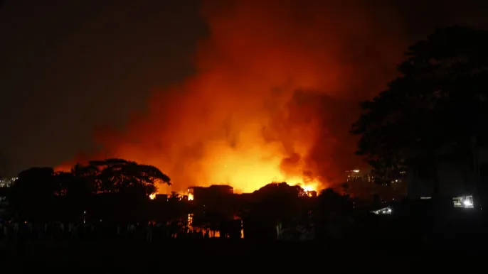 রাজধানীর কড়াইল বস্তিতে আগুন, নিয়ন্ত্রণে ১৯ ইউনিট