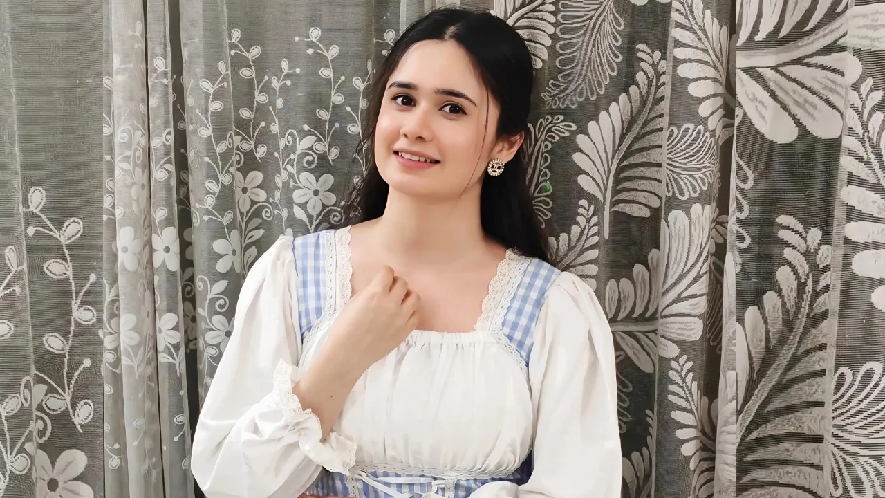 স্কুল জীবনের স্মৃতিতে স্ট্যাম্প-কাণ্ডের স্বীকারোক্তি ঐশীর