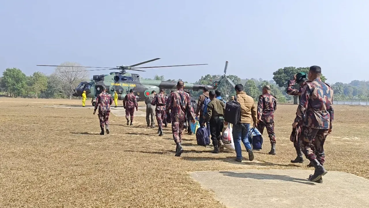 দুর্গম রাঙামাটিতে হেলিকপ্টারে পৌঁছাল ভোটের প্রস্তুতি