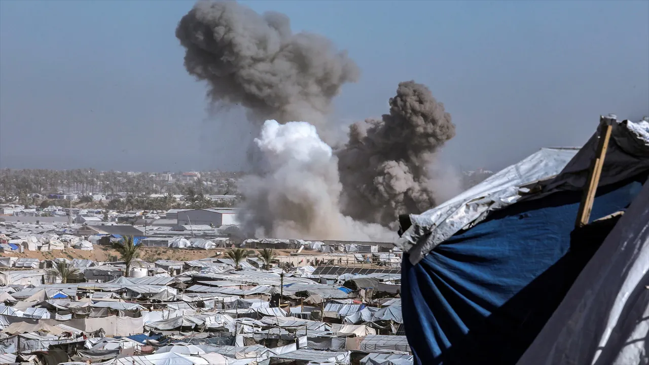 গাজায় ইসরায়েলি হামলায় দিনে প্রাণ গেল ৩২ জনের