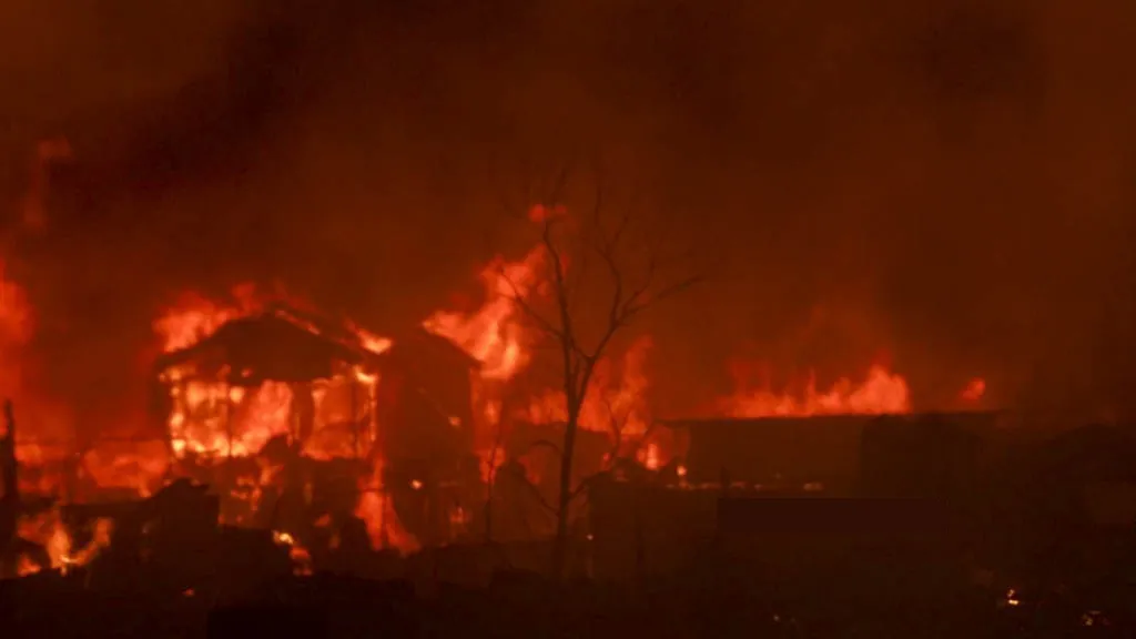 ভয়াবহ আগুনে পুড়ছে কড়াইল, বস্তিবাসীর আহাজারি
