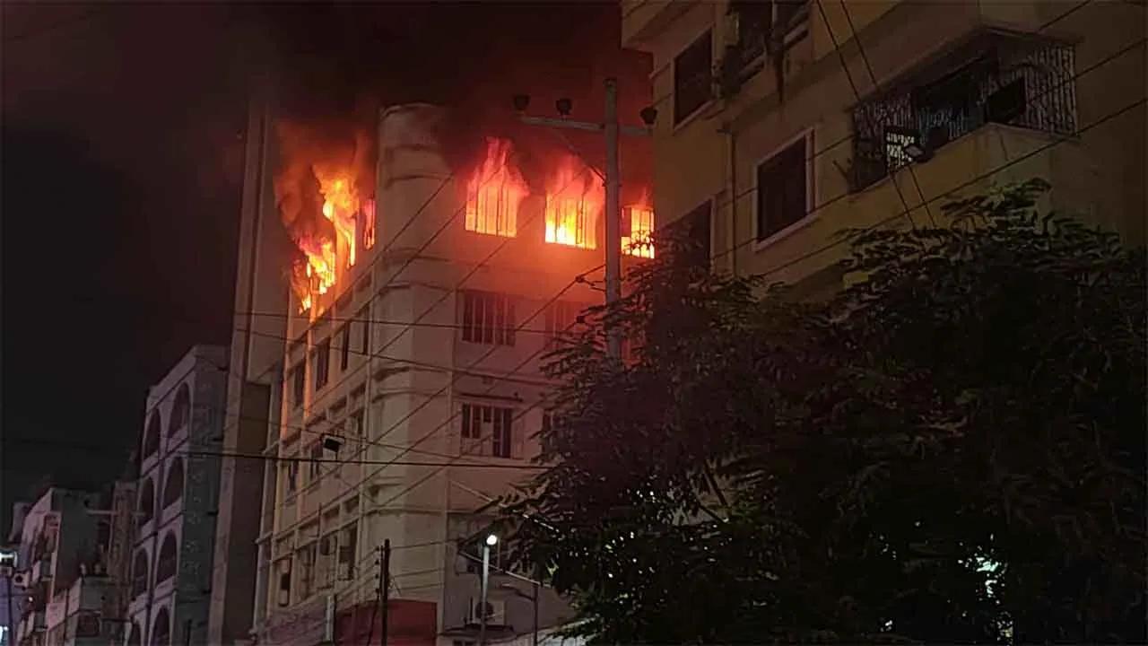 বহুতল ভবনে আগুন, নিয়ন্ত্রণে ৬ ইউনিট