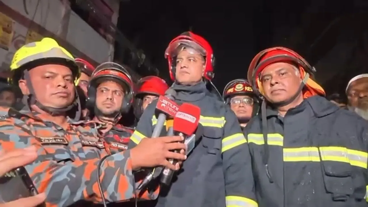 সরু গলির চাপে চকবাজারে আগুন নেভাতে কষ্ট