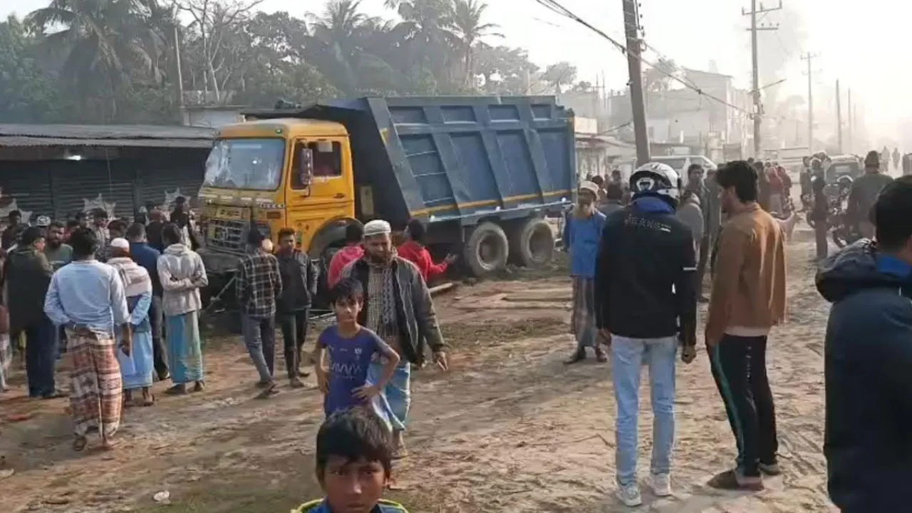 লক্ষ্মীপুরে ডাম্প ট্রাকের ধাক্কায় প্রাণ গেল স্কুলছাত্রীর