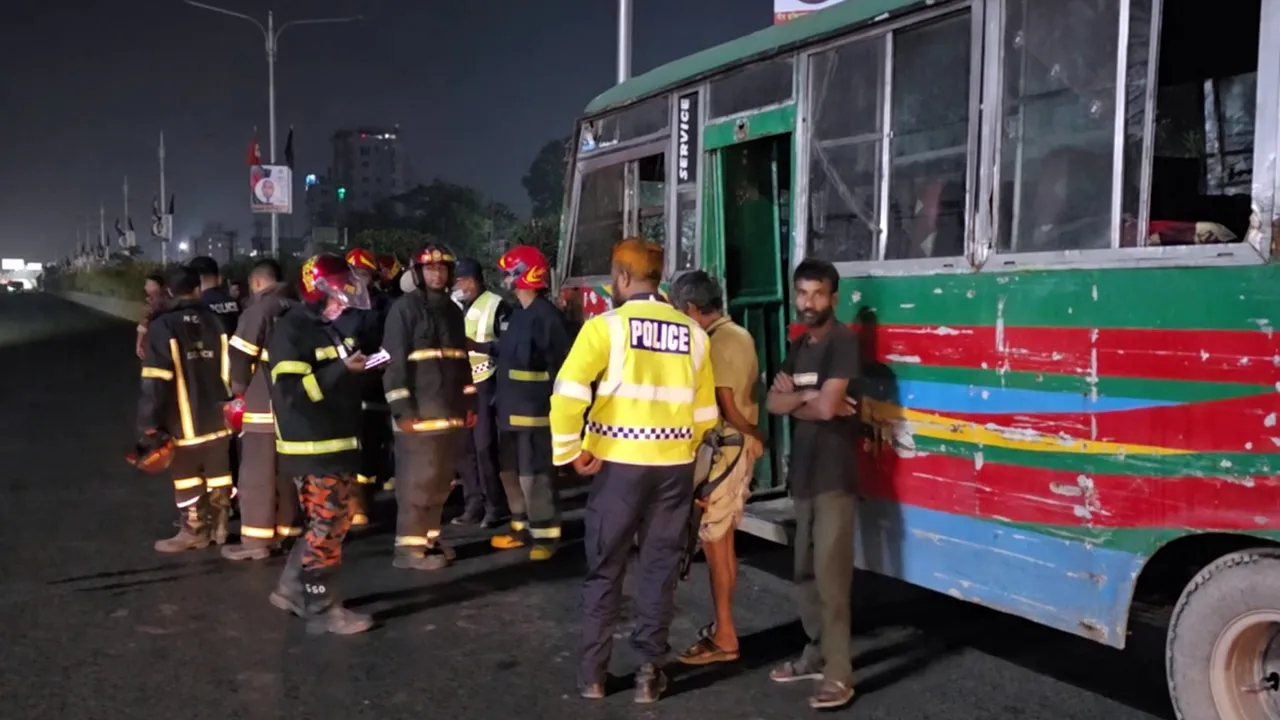 নারায়ণগঞ্জে মাঝরাতে বাসে রহস্যজনক অগ্নিসংযোগ