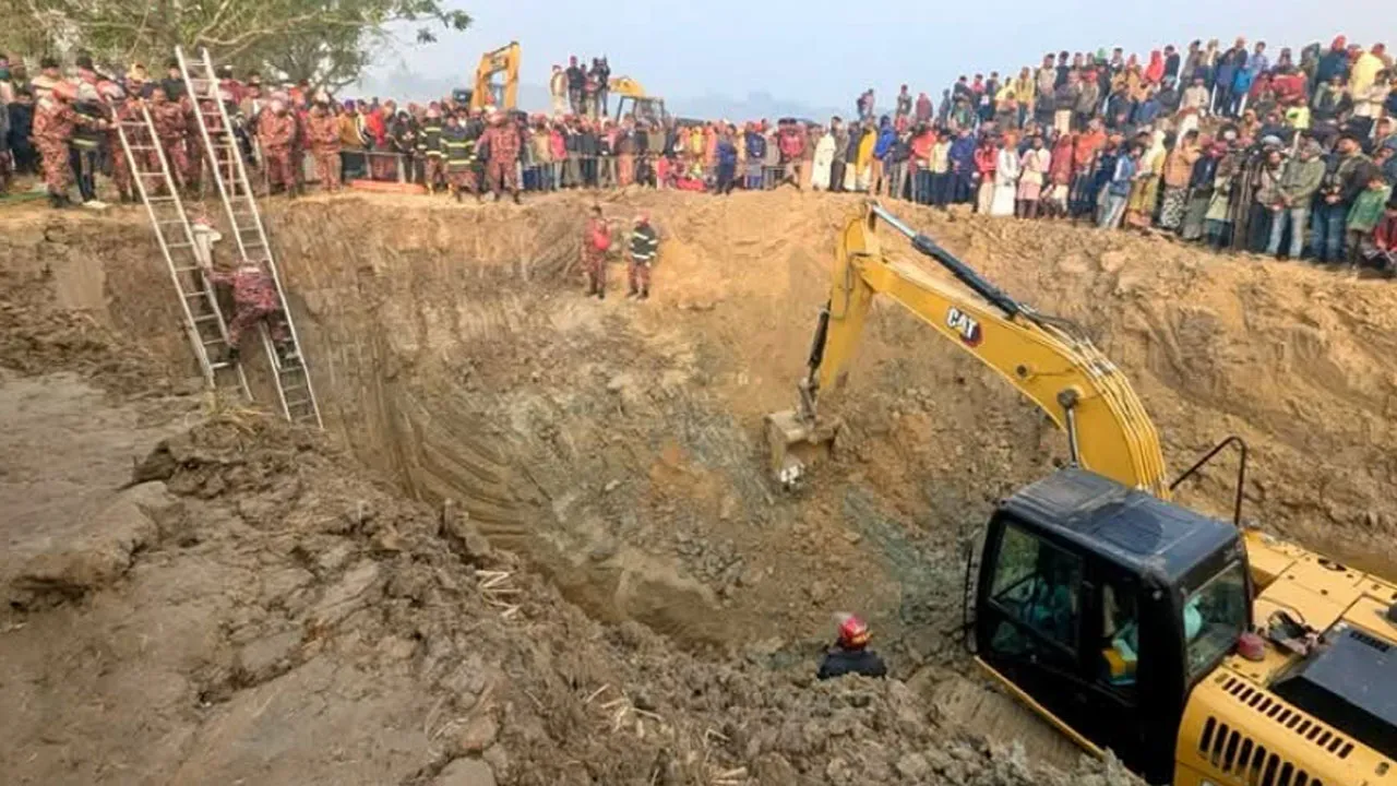 ১৫০–২০০ ফুট গভীর গর্তে পৌঁছেছে মাত্র ৩০ ফুট