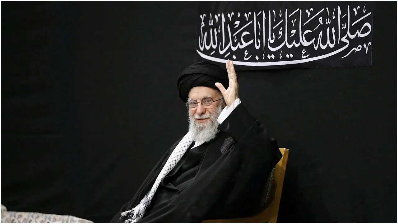 ইরান ভয় পায় না, খামেনি সবার মাঝে