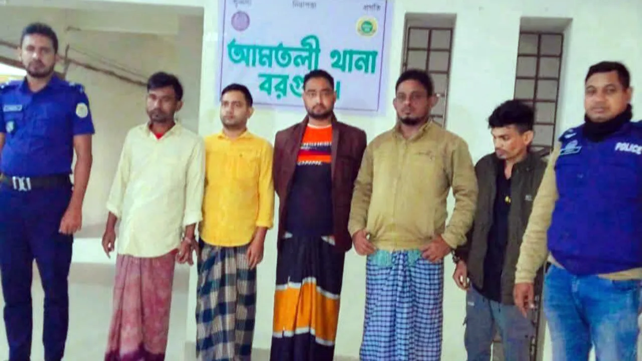 বরগুনায় বাসে আগুন, গ্রেপ্তার আ. লীগকর্মী ৫