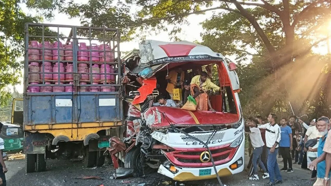 সিলেটে বাস–ট্রাক–অটোরিকশার ত্রিমুখী সংঘর্ষে আহত