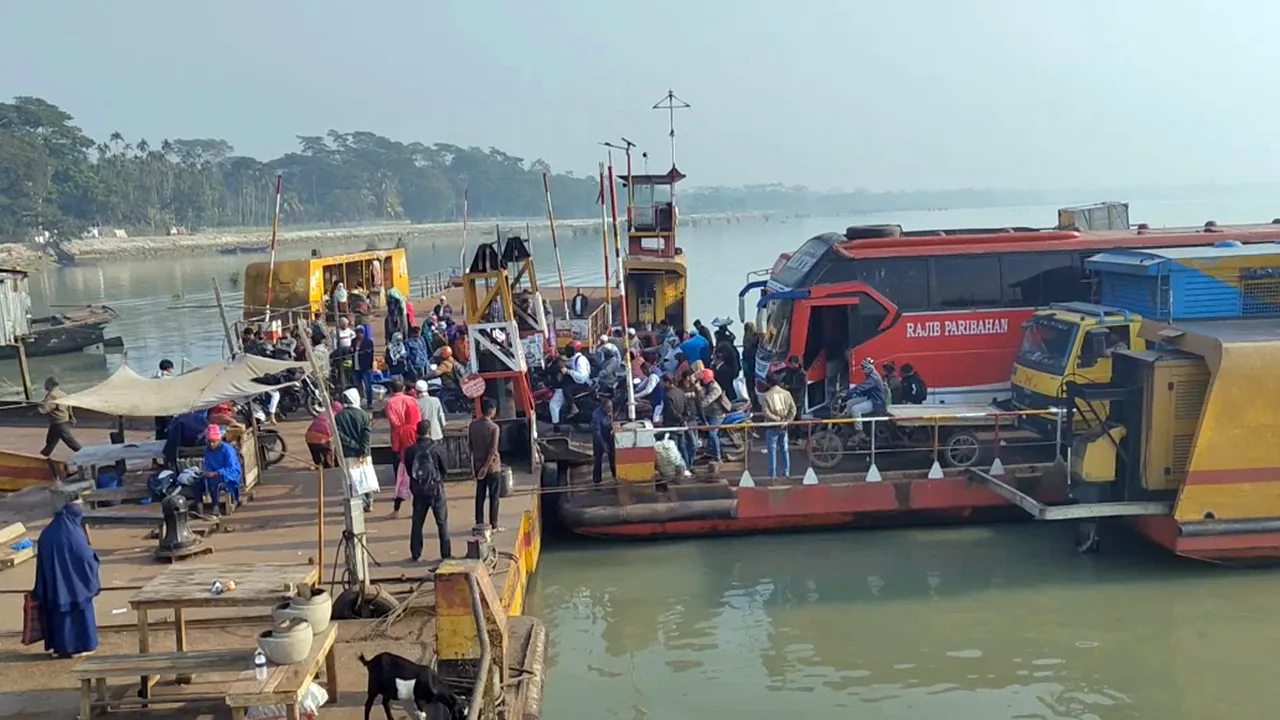 পিরোজপুরে ফেরি বন্ধ, ভোগান্তিতে যাত্রীরা