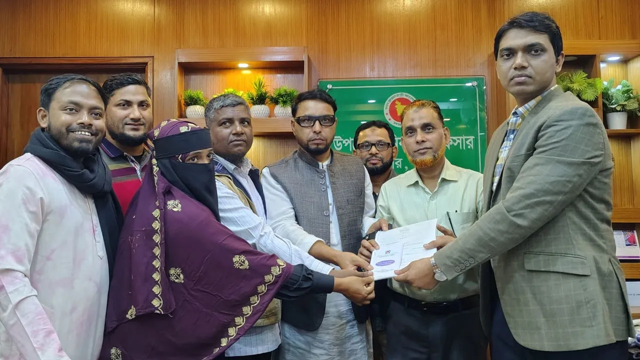 শহীদ পরিবারের সমর্থনে মনোনয়ন নিলেন হাসনাত