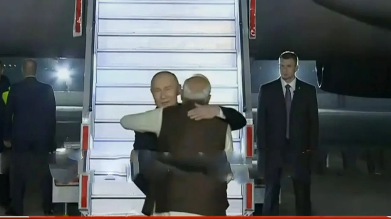 মোদি জড়িয়ে স্বাগত জানালেন পুতিনকে