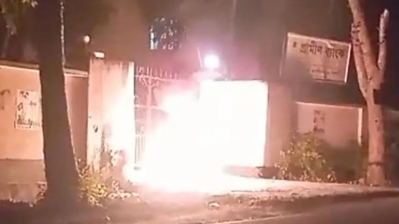 নওগাঁয় গ্রামীণ ব্যাংকের সামনে অগ্নিকাণ্ডের চেষ্টা