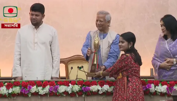 “প্রধান উপদেষ্টার হাতে পুরস্কৃত ‘নতুন কুঁড়ি’ বিজয়ীরা”