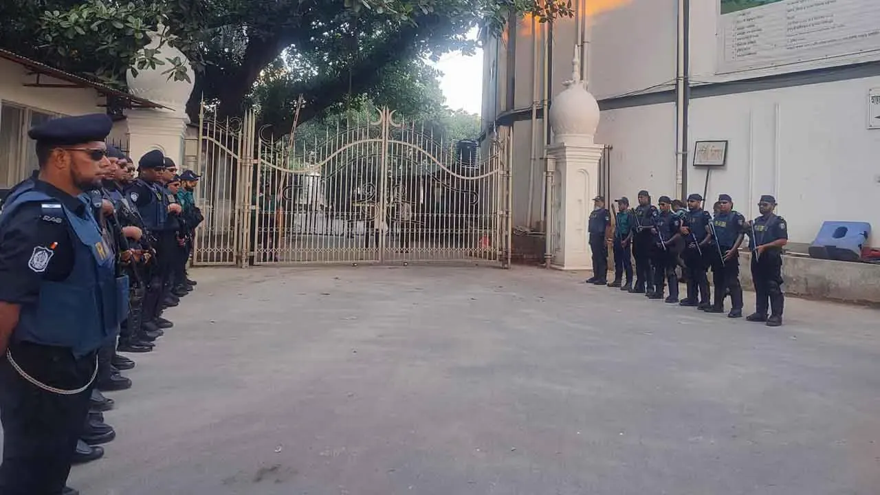 ১৫ সেনা কর্মকর্তাকে ট্রাইব্যুনালে নেওয়া হয়েছে