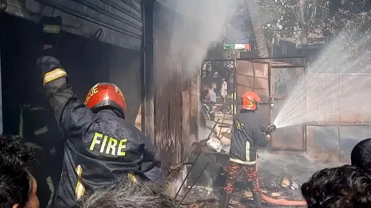 চট্টগ্রামে আগুনে পুড়ল ভাঙাড়ি দোকান