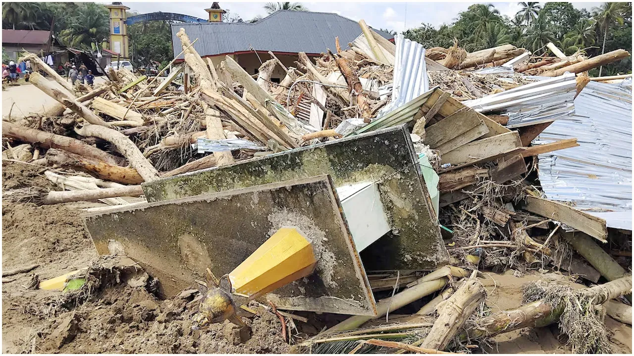 ইন্দোনেশিয়ায় ঘূর্ণিঝড়–বৃষ্টি–বন্যায় মৃতের সংখ্যা বেড়ে ৩০৩, নিখোঁজ প্রায় ৩০০