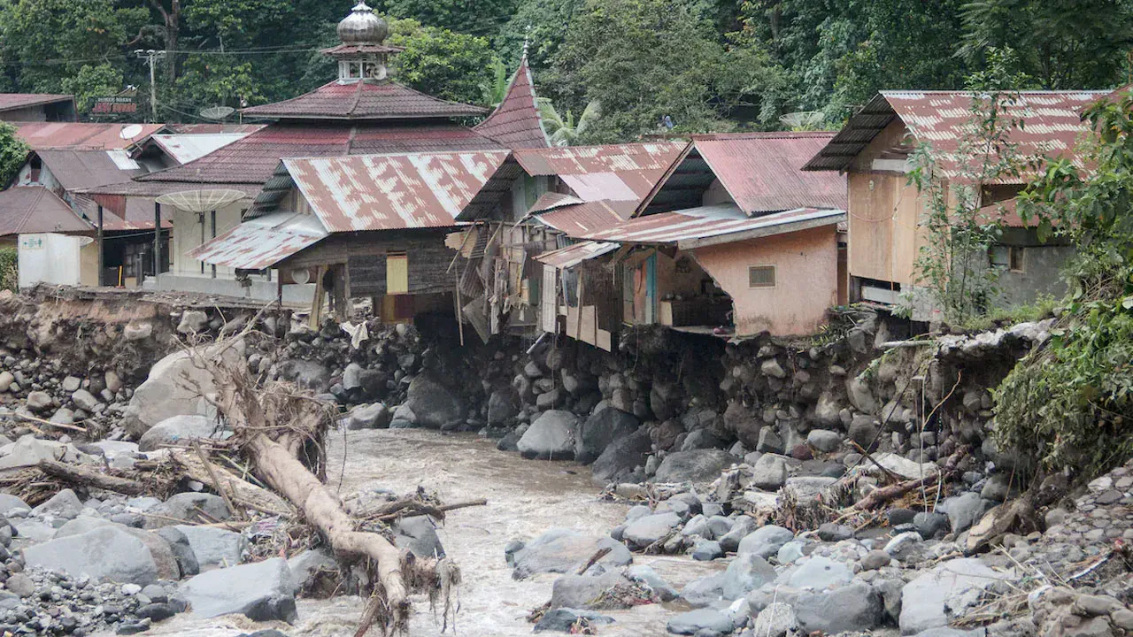 ইন্দোনেশিয়ায় ভয়াবহ বন্যা–ভূমিধস: মৃত ১৭৪, নিখোঁজ অন্তত ৮০