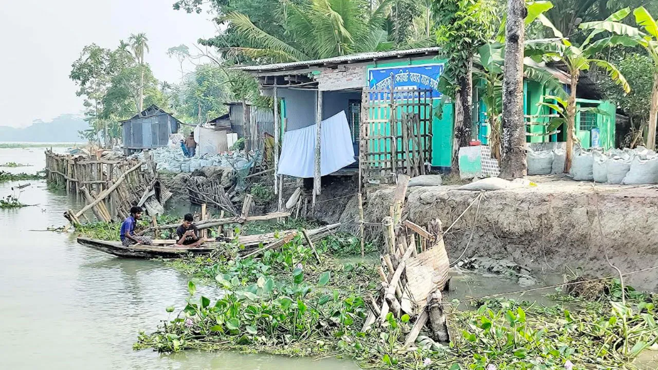 পিরোজপুরে নদীভাঙনে বিপন্ন বাজার ও মসজিদ