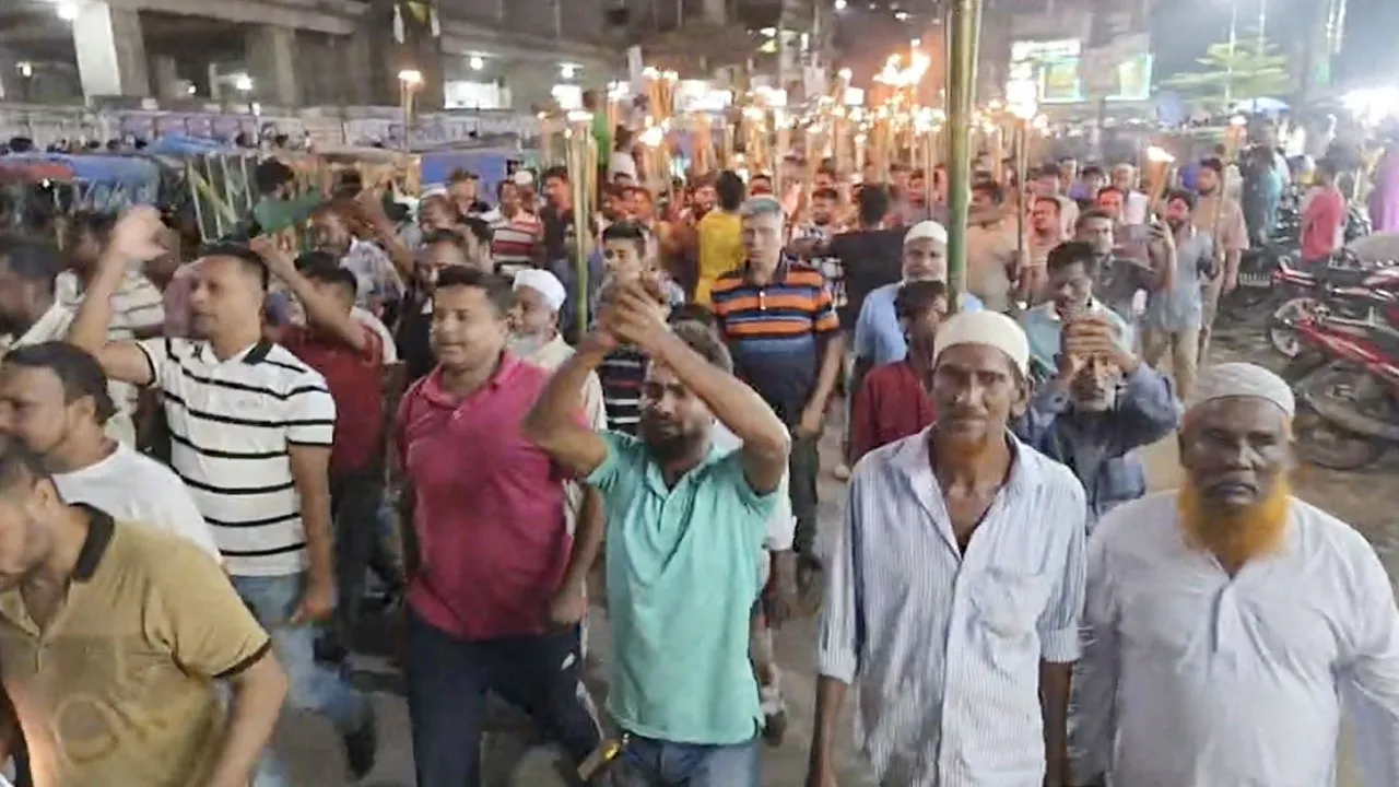 মনোনয়ন বঞ্চিত ইয়াছিনের সমর্থকদের মশাল মিছিল