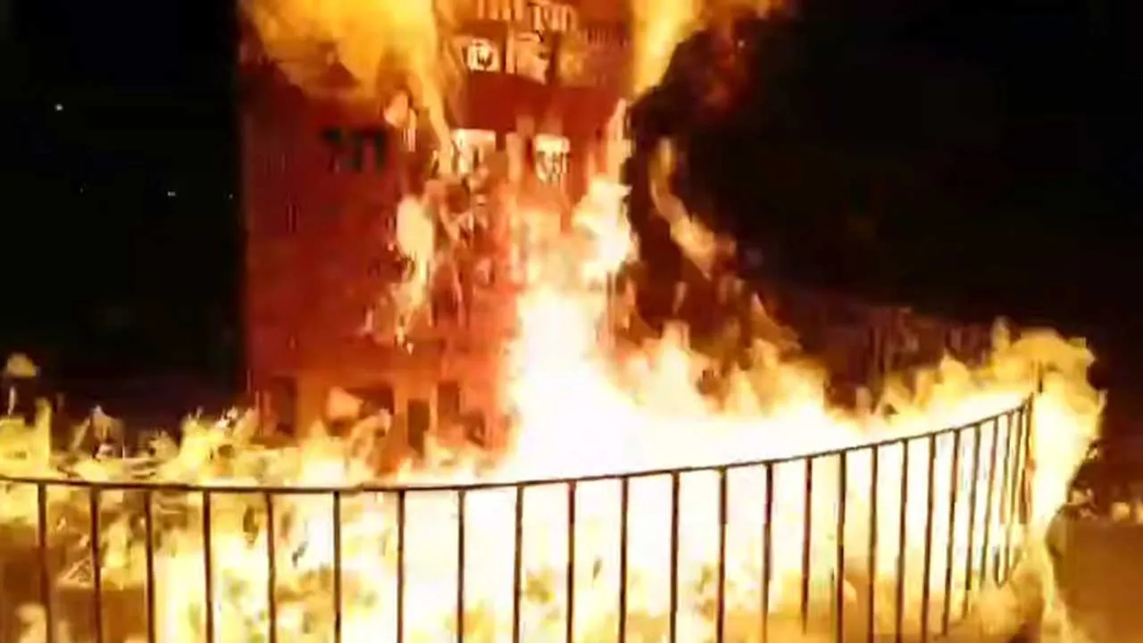 বরগুনায় জুলাই স্মৃতিস্তম্ভে আগুন