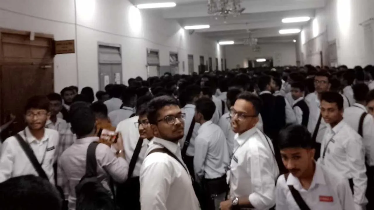 স্কুলিং কাঠামো বাতিলে ঢাকা কলেজে বিক্ষোভ