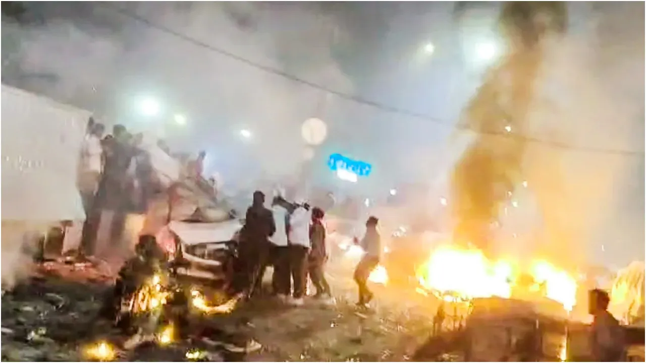 দিল্লিতে ভয়াবহ গাড়ি বিস্ফোরণ, রাস্তায় ছিন্ন-ভিন্ন মরদেহ