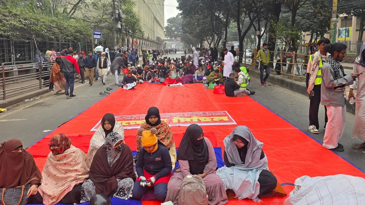 হাদির কবর জিয়ারত ঘিরে শাহবাগে পুনর্বিন্যাস