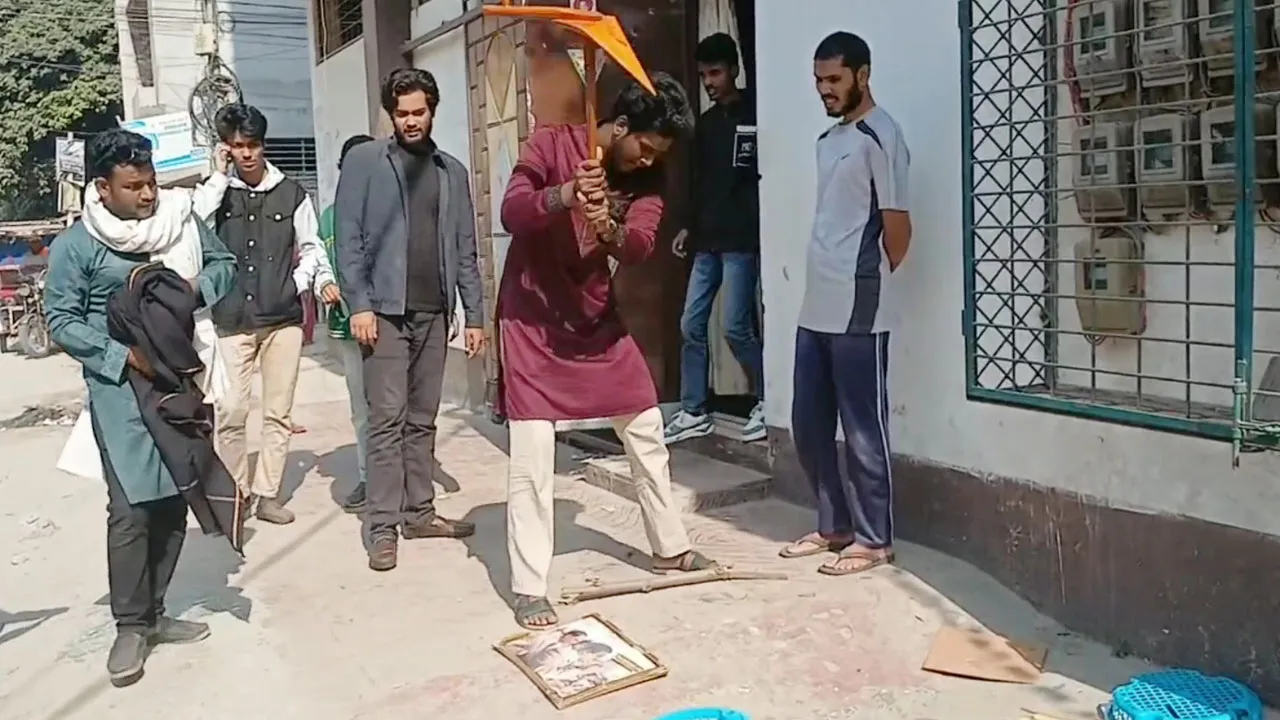 নওগাঁয় জাতীয় পার্টির অফিসে হামলা