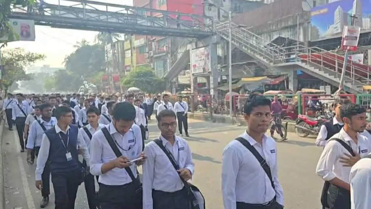 ঢাকা কলেজ শিক্ষার্থীদের অবরোধ