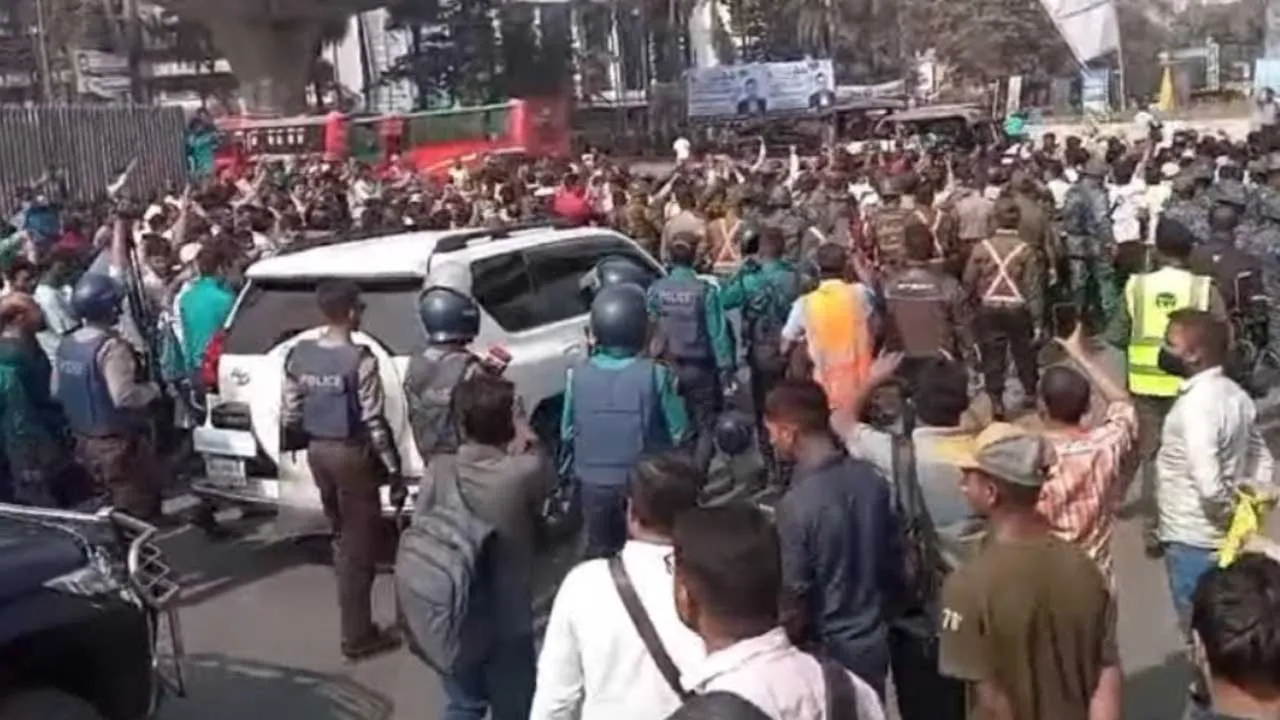 চট্টগ্রাম বন্দরে নৌ উপদেষ্টার গাড়ি আটক, শ্রমিক-কর্মচারীদের বিক্ষোভ