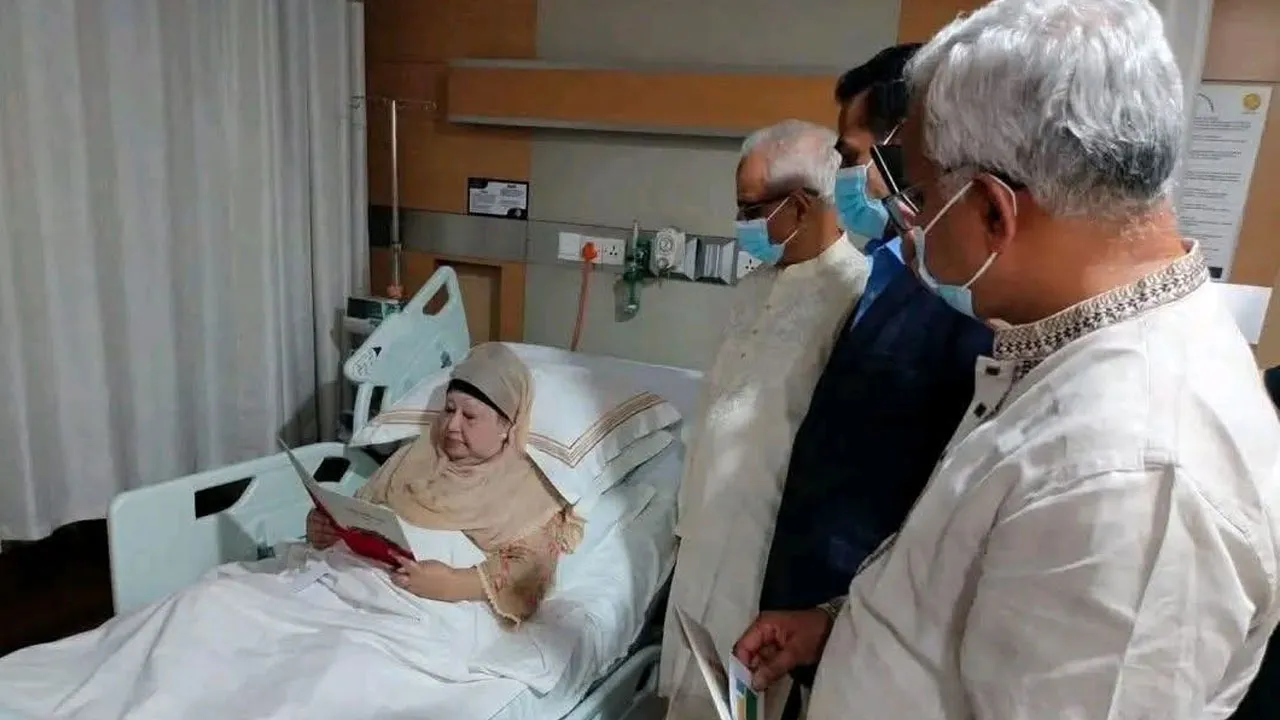 ঐকমত্য কমিশনের সদস্যদের পক্ষ থেকে খালেদা জিয়াকে হাসপাতালে আমন্ত্রণপত্র হস্তান্তর