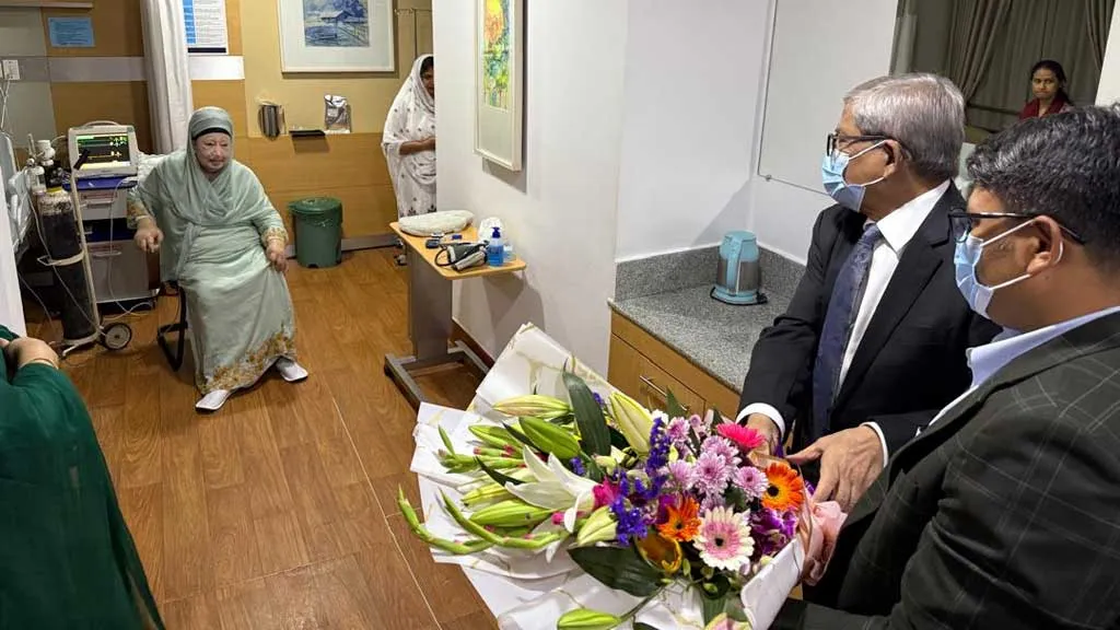 খালেদা জিয়ার জন্য শেরিং টোবগের ফুলের তোড়া