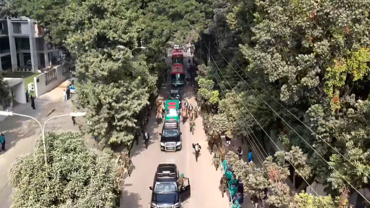 সংসদ ভবনের দক্ষিণ প্লাজার পথে খালেদা জিয়ার মরদেহ