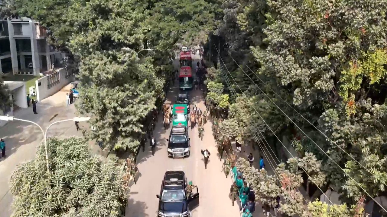 khaleda-zia-fridgervan-20251231111337 (1)