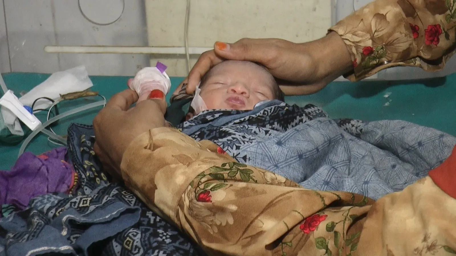 ক্লিনিকের বাথরুম থেকে রক্তাক্ত নবজাতক উদ্ধার