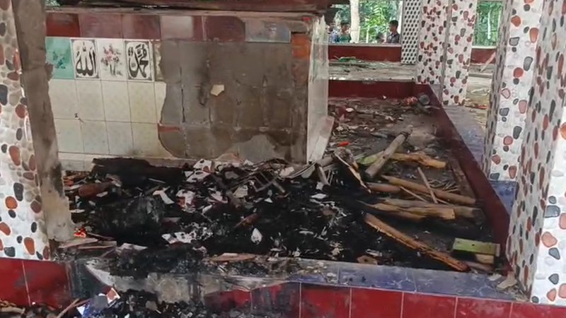 মাইকে ঘোষণা দিয়ে চার মাজার ভাঙচুরের ঘটনায় ২২০০ জনের বিরুদ্ধে মামলা