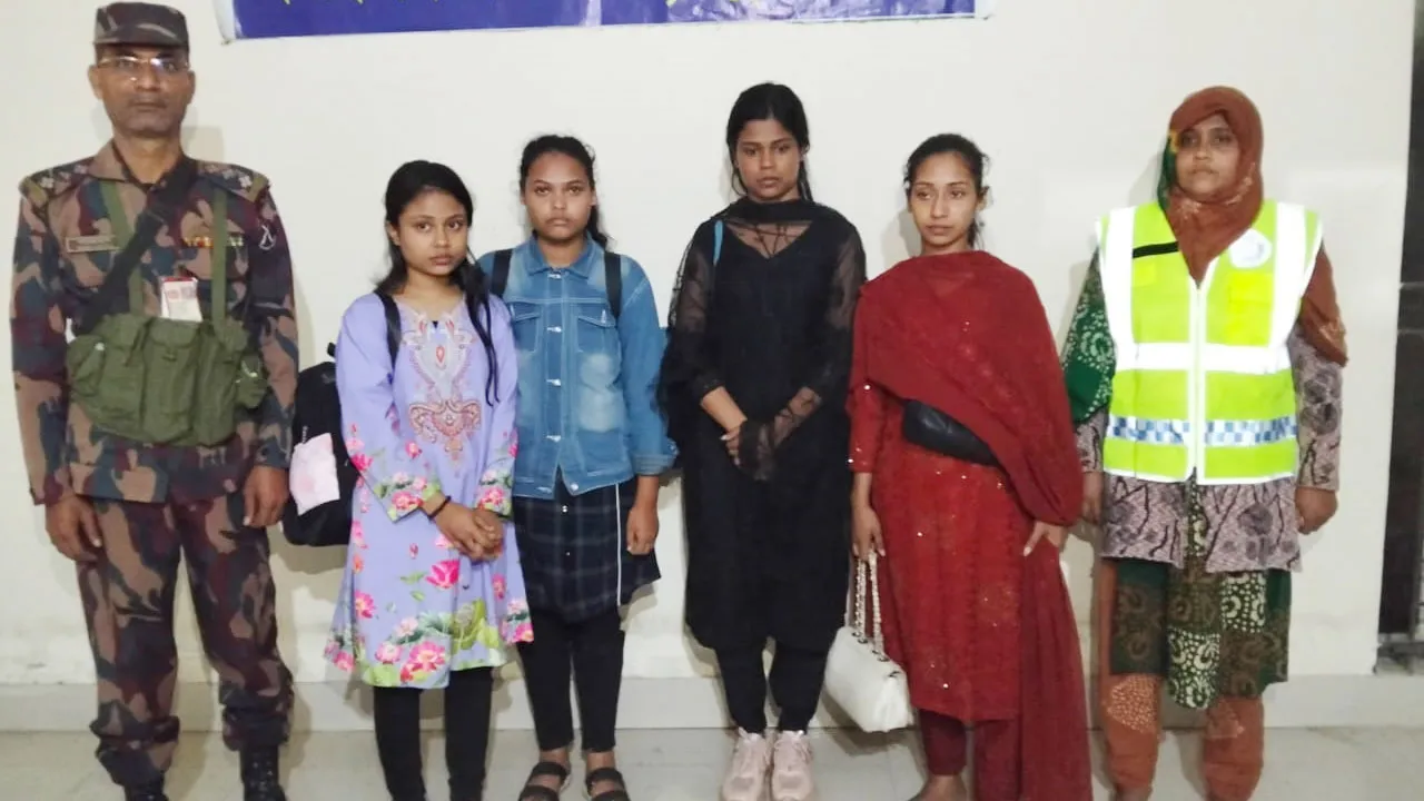 পতাকা বৈঠকের মাধ্যমে দেশে ফিরল ভারতে আটক ৪ তরুণী