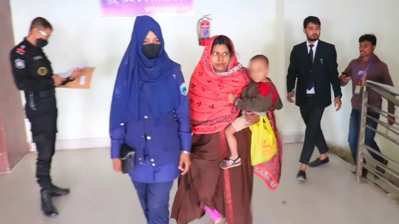 কুকুরছানা হত্যায় মায়ের সঙ্গে কারাগারে দুই বছর বয়সী শিশু