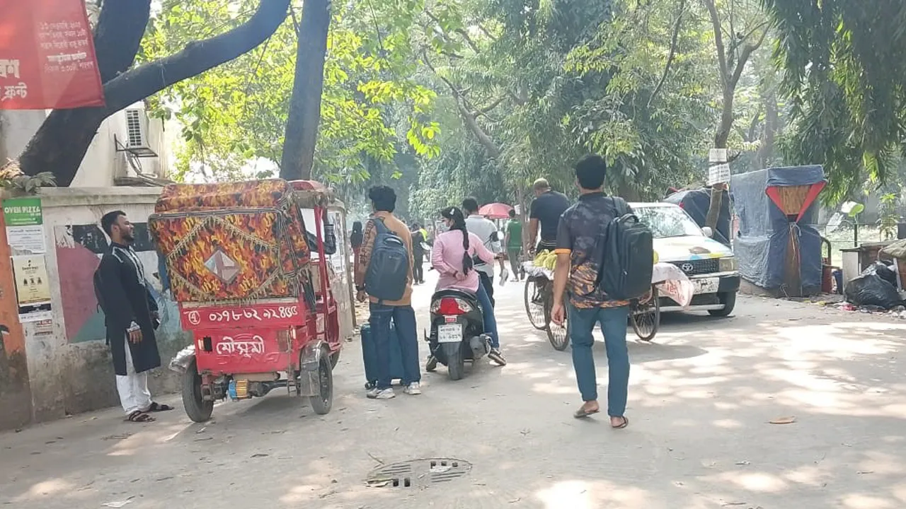 ঢাবি বন্ধ ঘোষণা, হল ত্যাগ শুরু শিক্ষার্থীদের