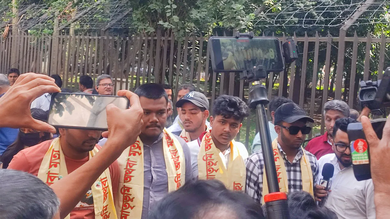 রায় শুনতে ট্রাইব্যুনালে আহত জুলাইযোদ্ধারা