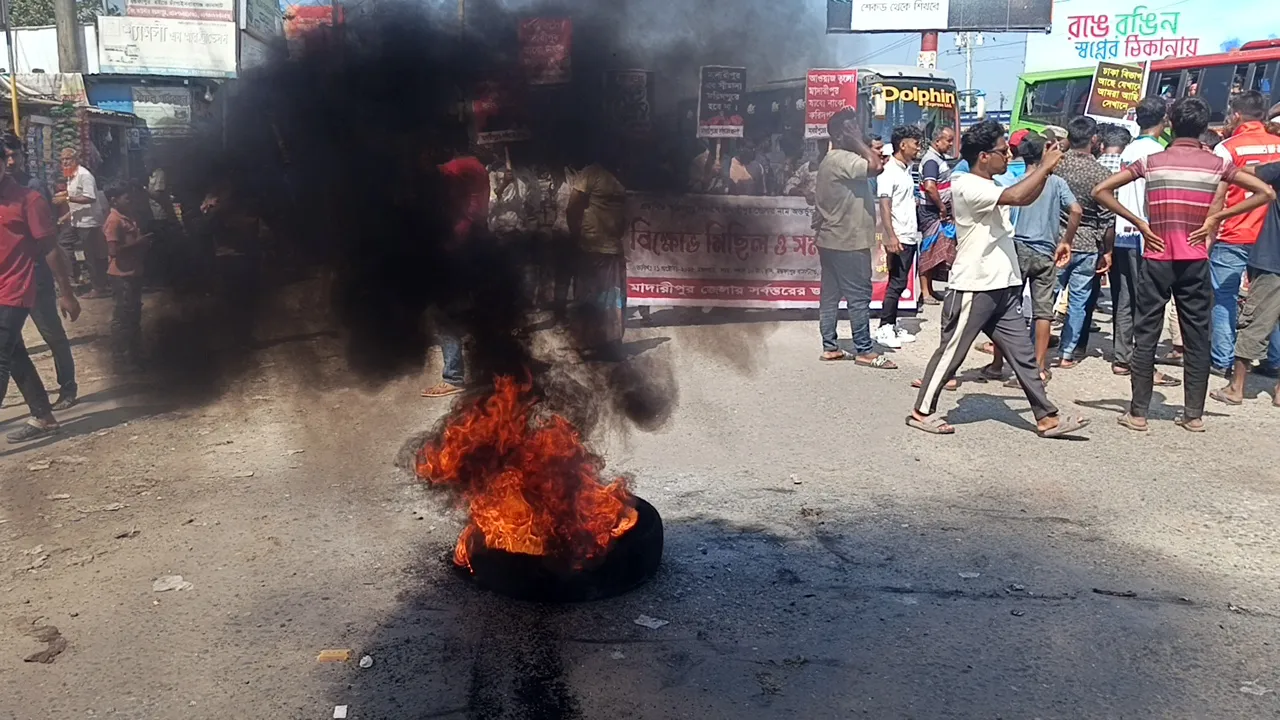 ঢাকা-বরিশাল মহাসড়কে টায়ার জ্বালিয়ে অবরোধ, যান চলাচল বন্ধ