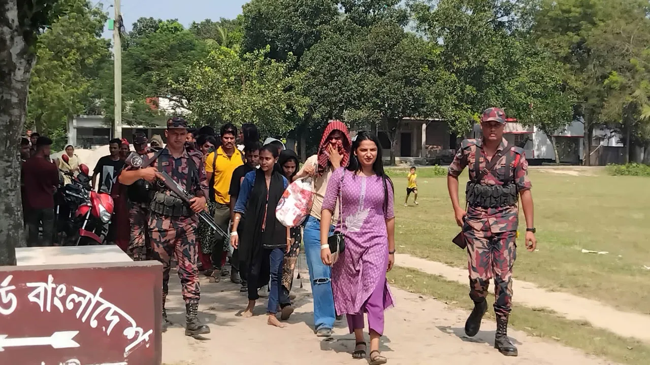 সীমান্ত পেরিয়ে দেশে ফিরলেন ৬০ বাংলাদেশি
