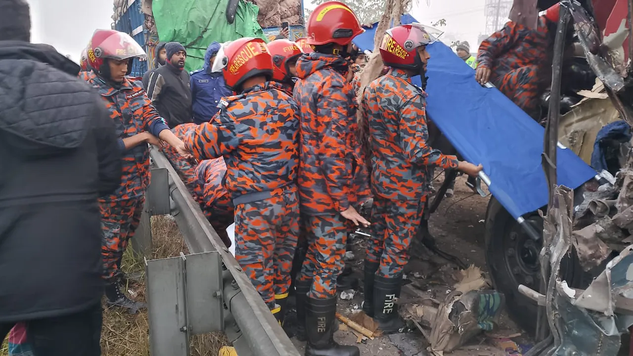 ঢাকা–মাওয়া এক্সপ্রেসওয়েতে কুয়াশায় ট্রাকের পেছনে বাসের ধাক্কা, নিহত ১ আহত ১৫