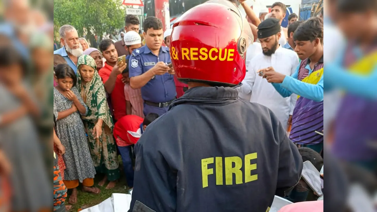 ট্রাক ধাক্কায় চালক-হেলপার নিহত